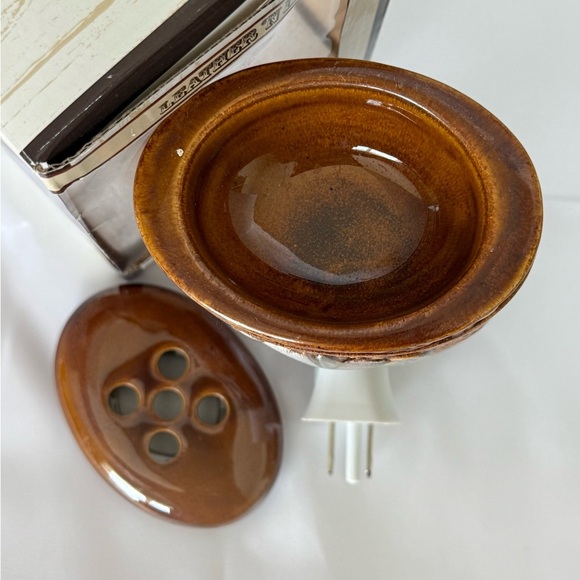 Scentsationals "Leather 'N Iron" Plug-in Wax Warmer w/ Horseshoe and Star - Picture 8 of 16